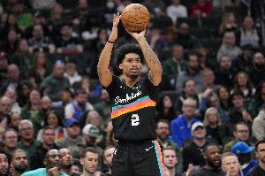 未来超巨？！榜眼哈珀替补8投6中贡献15分5板2助 已成马刺中坚