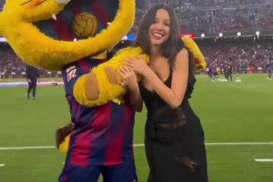 可爱赛前美国演员奥利维亚和巴萨吉祥物一起跳舞相关视频